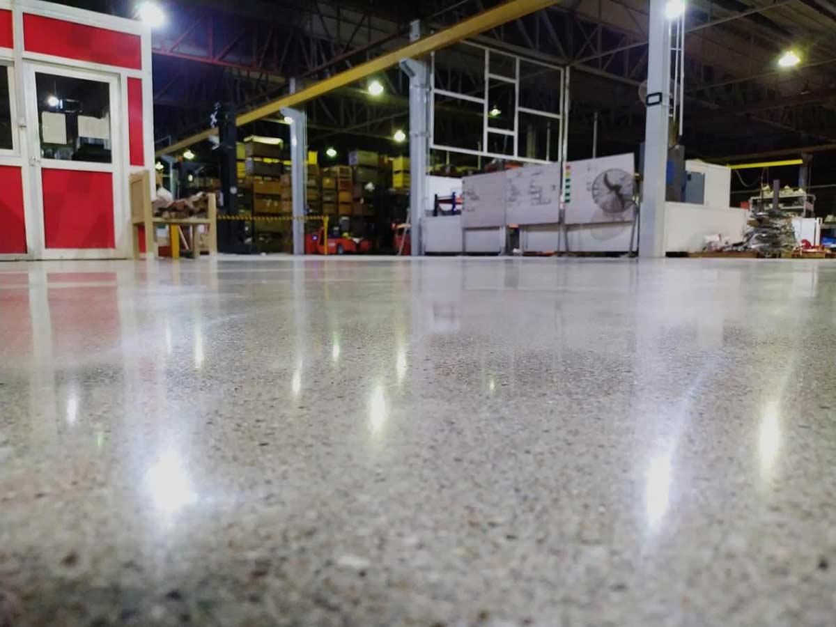 Pulido y tratamiento de pisos en la planta industrial