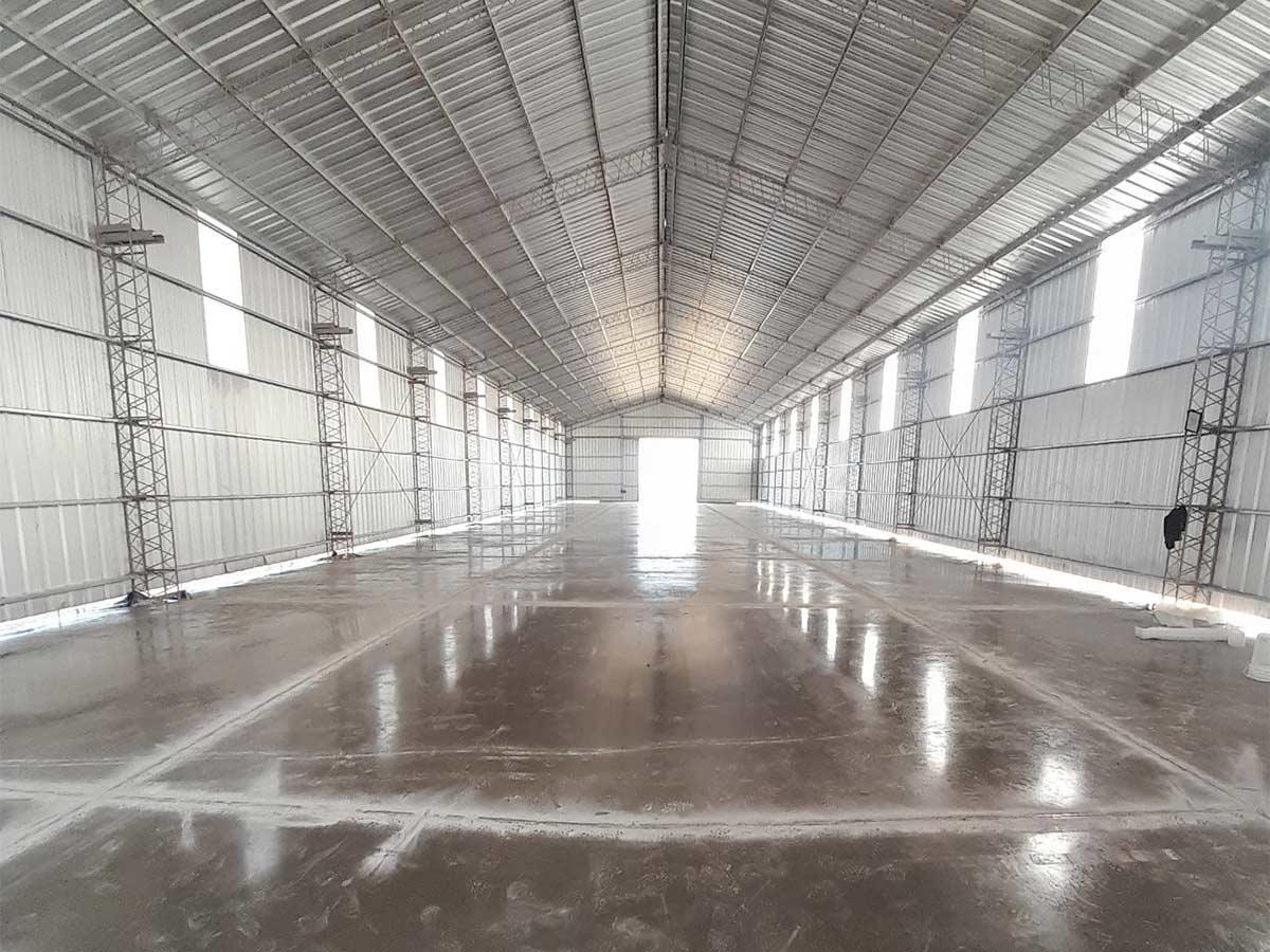 Pisos de hormigón llaneado en la planta industrial
