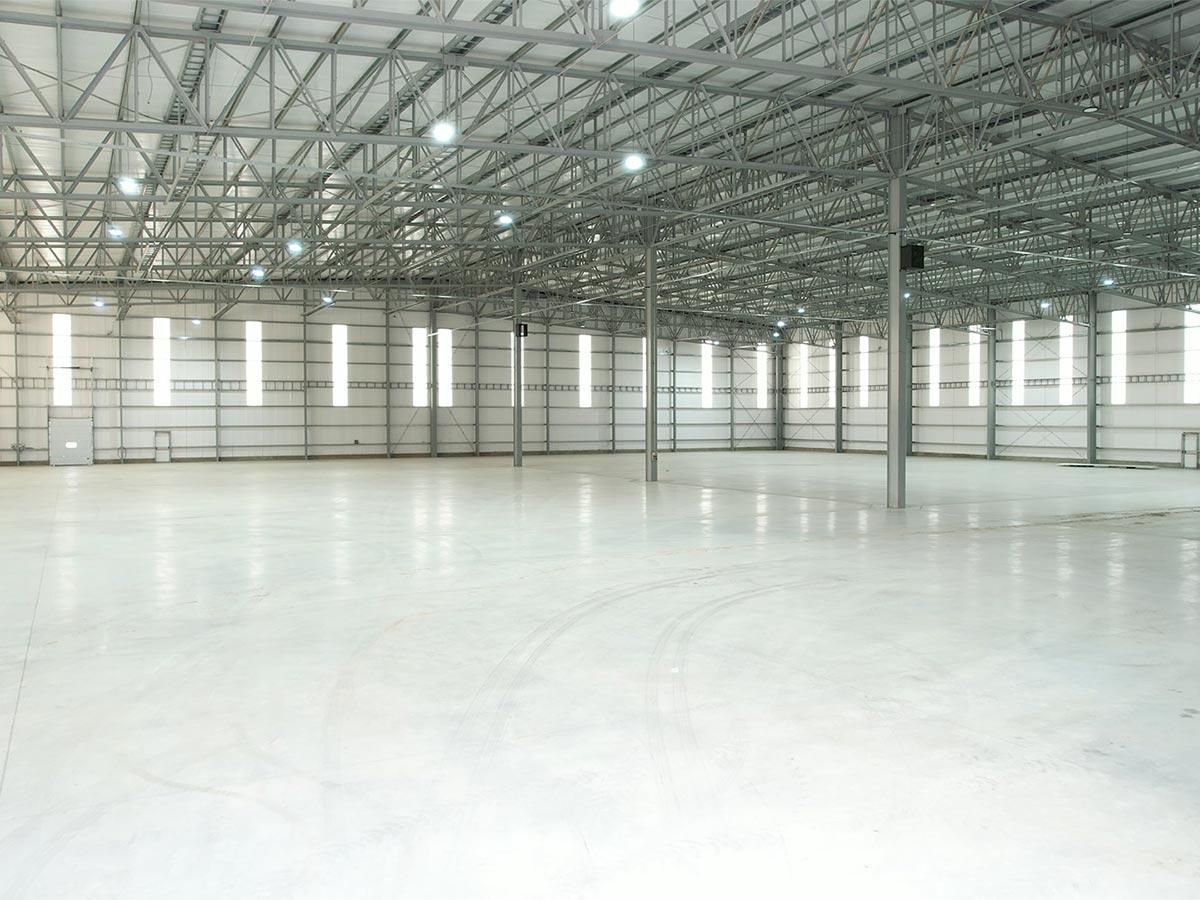 Pisos de hormigón llaneado en la planta industrial