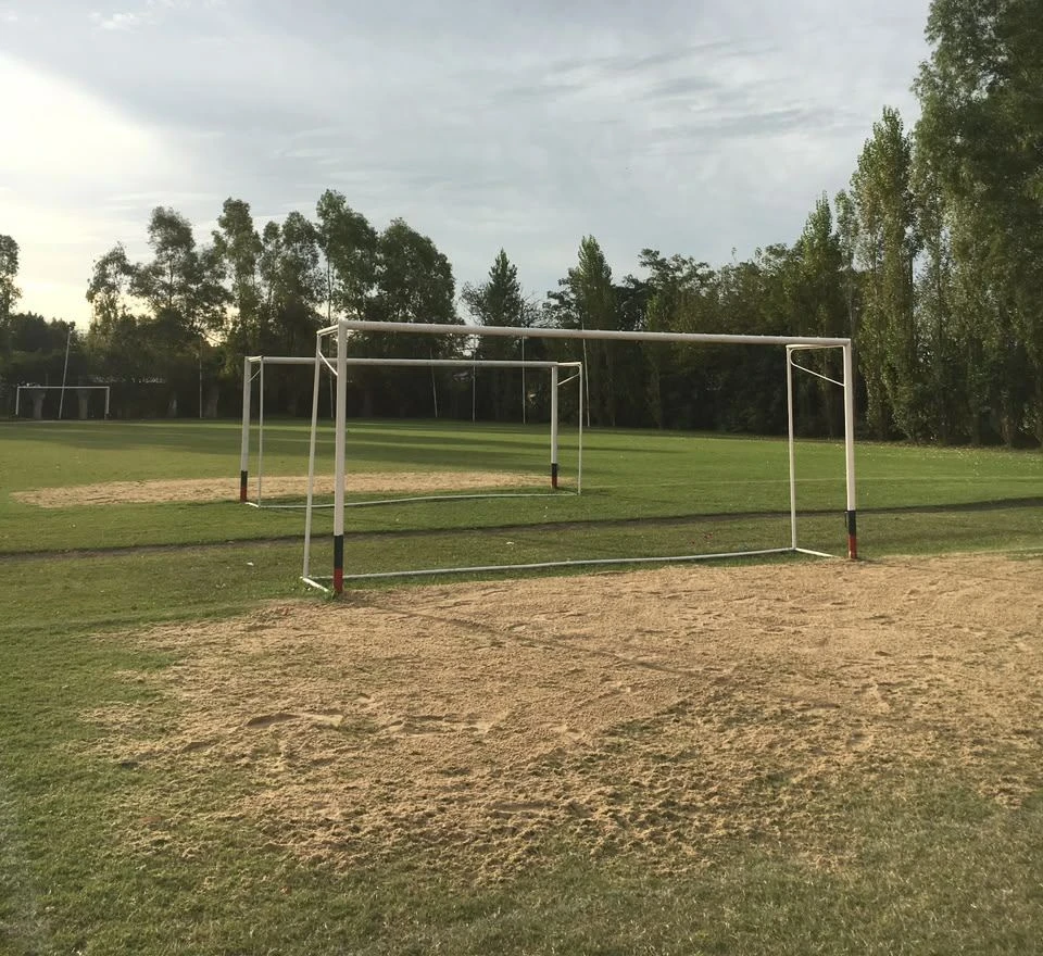 Topdressing con arena frente al arco en el campo de deportes del Instituto Inmaculada, Castelar