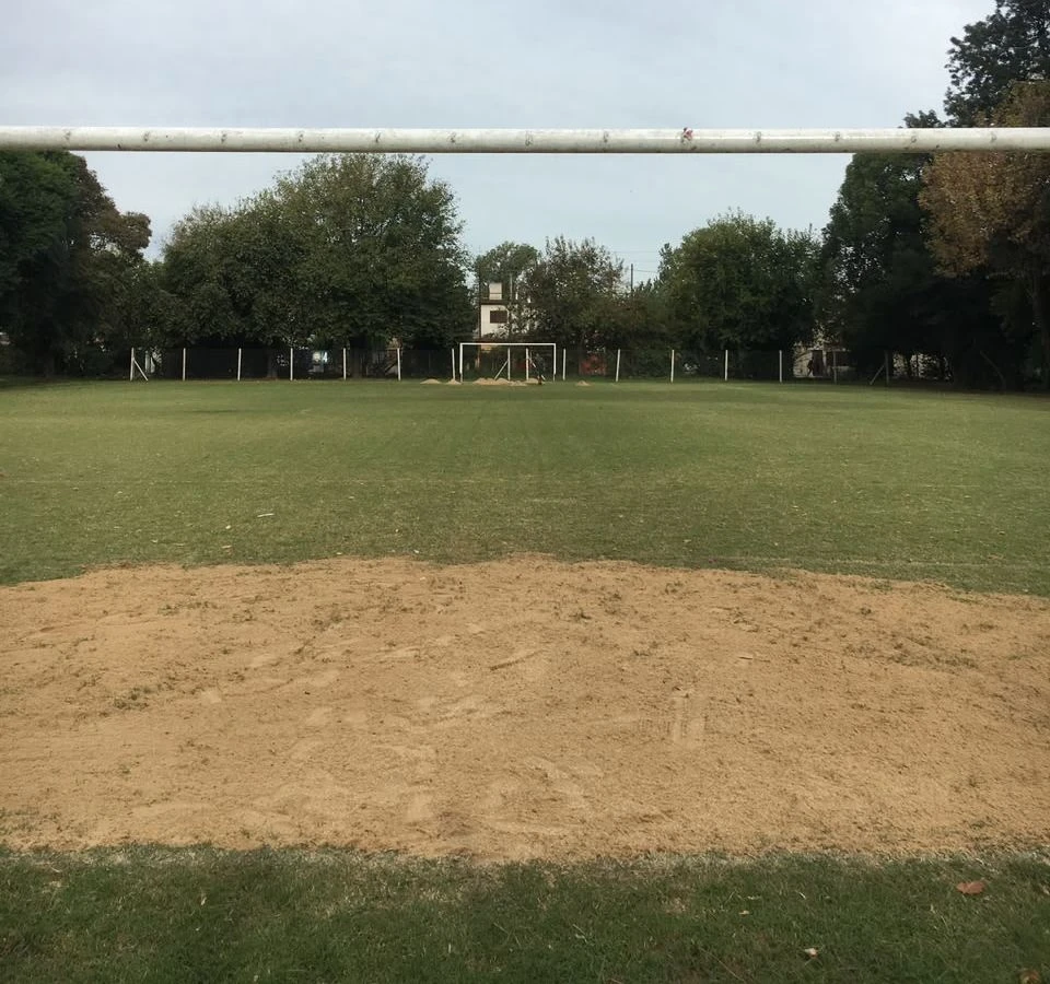 Zona de mayor desgaste cubierta con arena bajo el travesaño, cancha de fútbol en Castelar, Zona Oeste