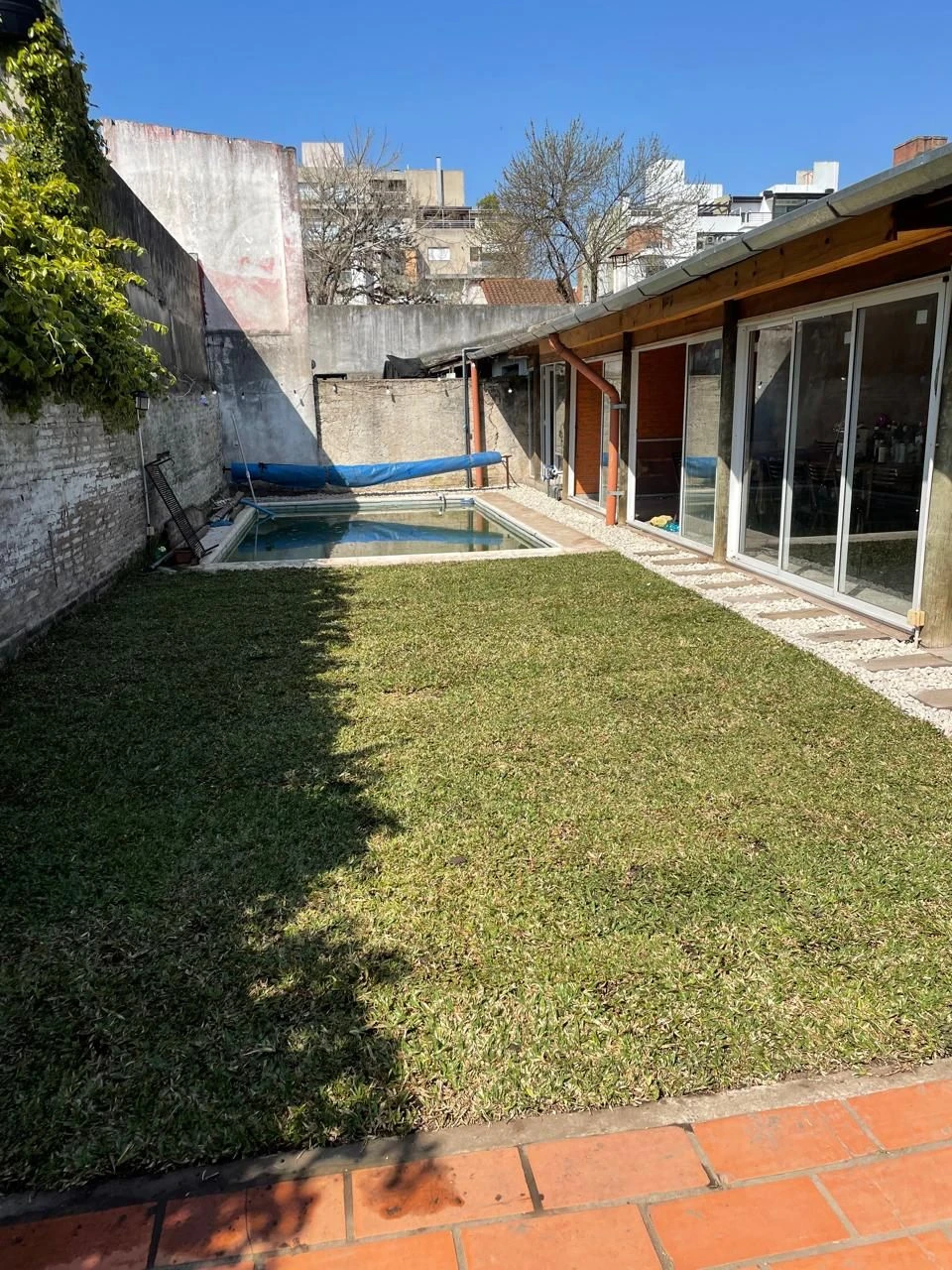 Jardín con pileta terminado con césped en panes