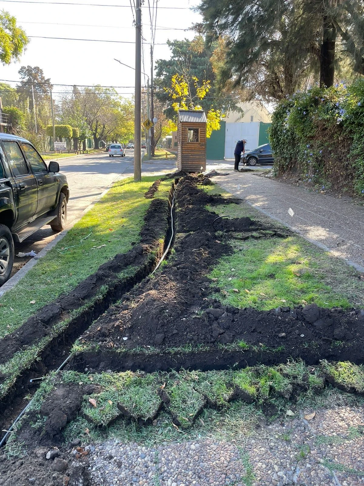 Instalación de riego en la vereda de una casa en Zona Oeste