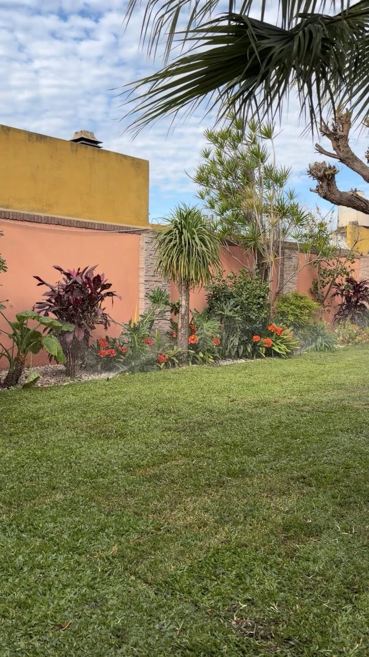 Jardín parquizado con canteros y césped en Zona Oeste