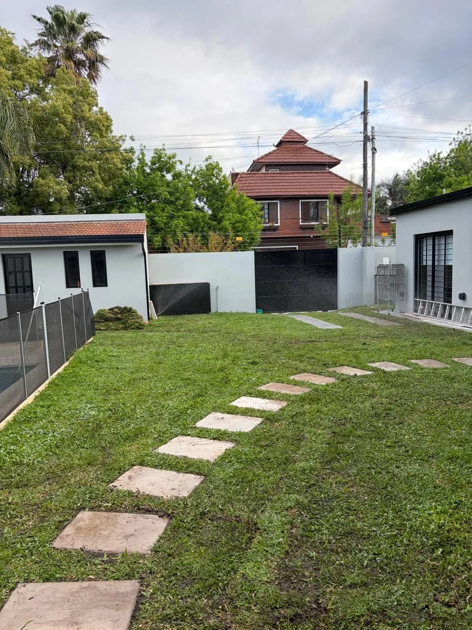 Jardín delantero terminado con riego automático
