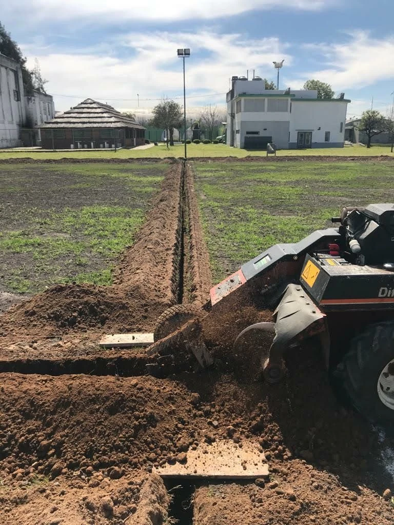 Zanjadora abriendo zanjas para el riego de un parque