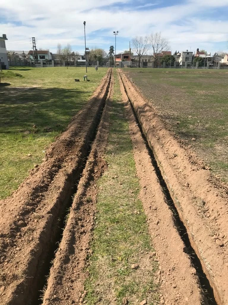 Zanjas para riego en un predio de gran superficie