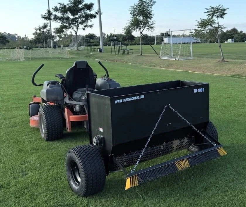 Arenadora para topdressing en una cancha de fútbol
