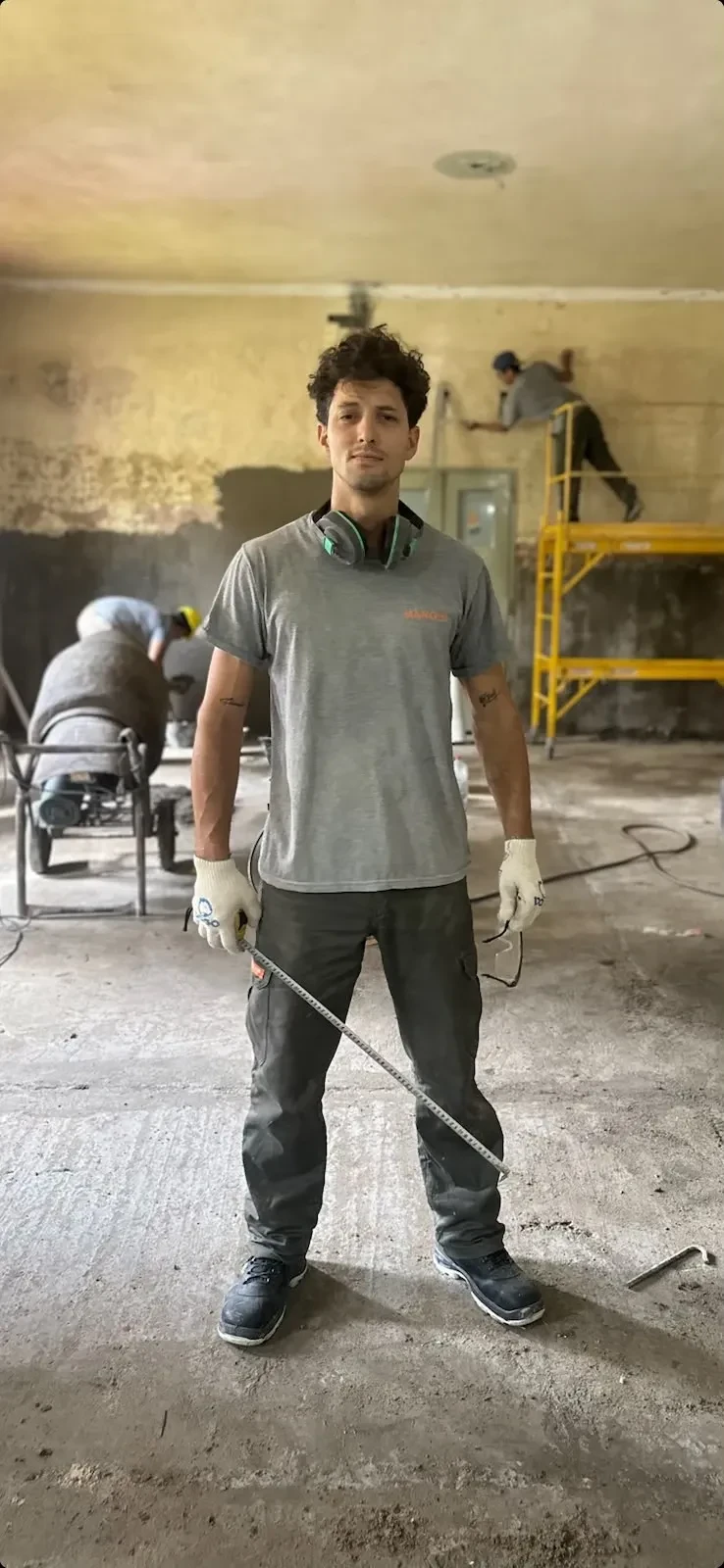 Profesional realizando reparaciones en una vivienda