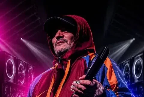 Concierto de música en vivo con luces de escenario