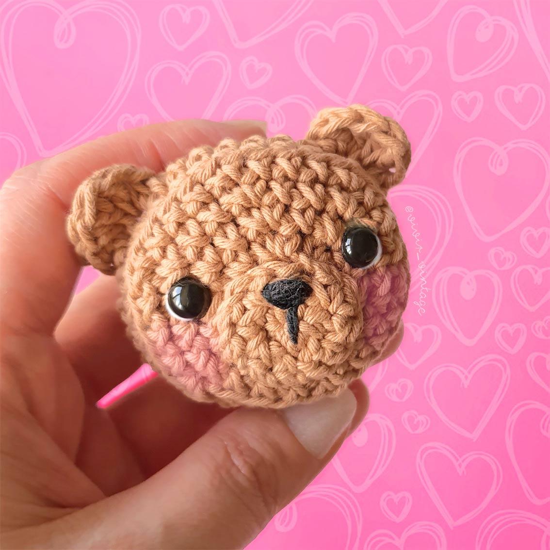 Como tejer un hermoso llavero de osito fácil, sencillo y rápido. Incluye fototutorial y videotutorial! (Amigurumi / Crochet)