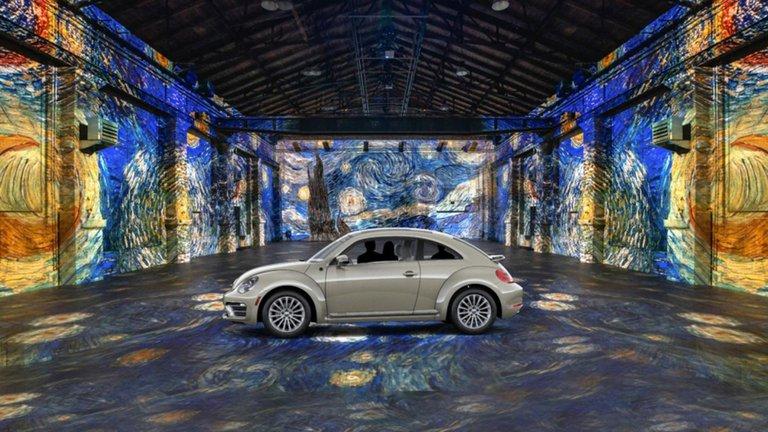 Museos “drive-thru”: la tendencia de visitar una exposición sin bajarse del auto
