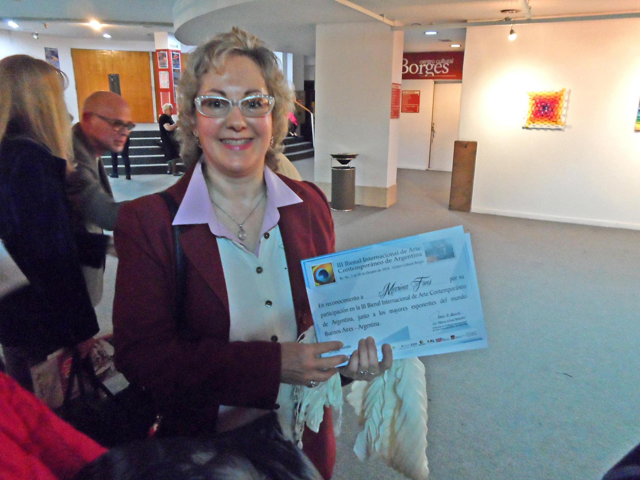 Marina Fons con su diploma