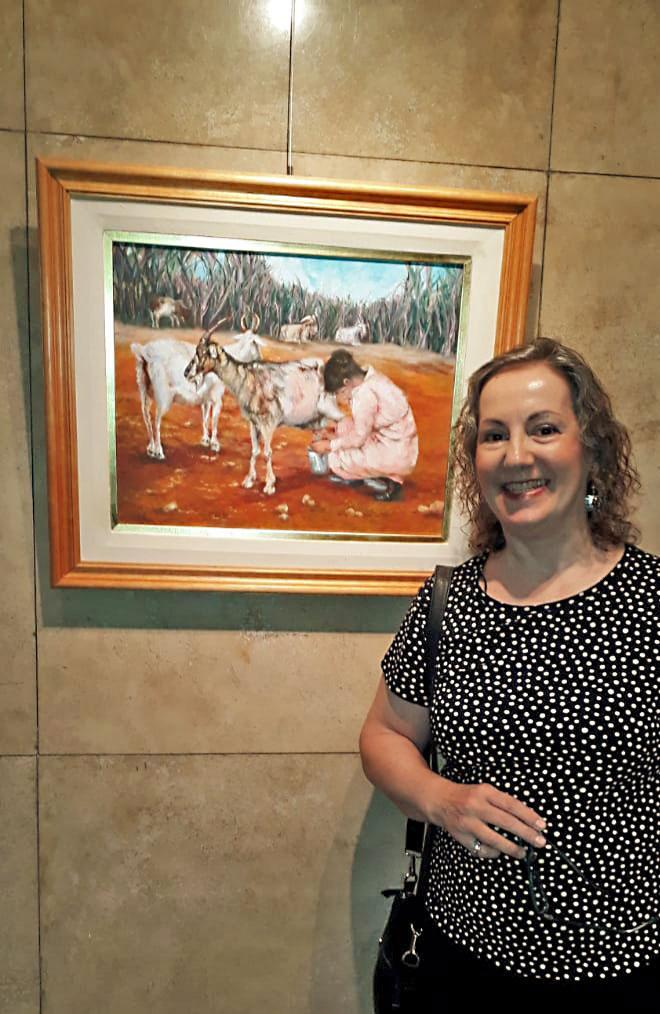 Marina Fons con una de sus obras