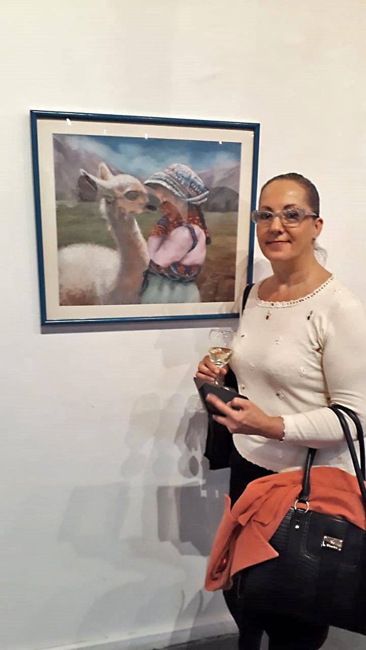 Marina Fons con su obra expuesta.