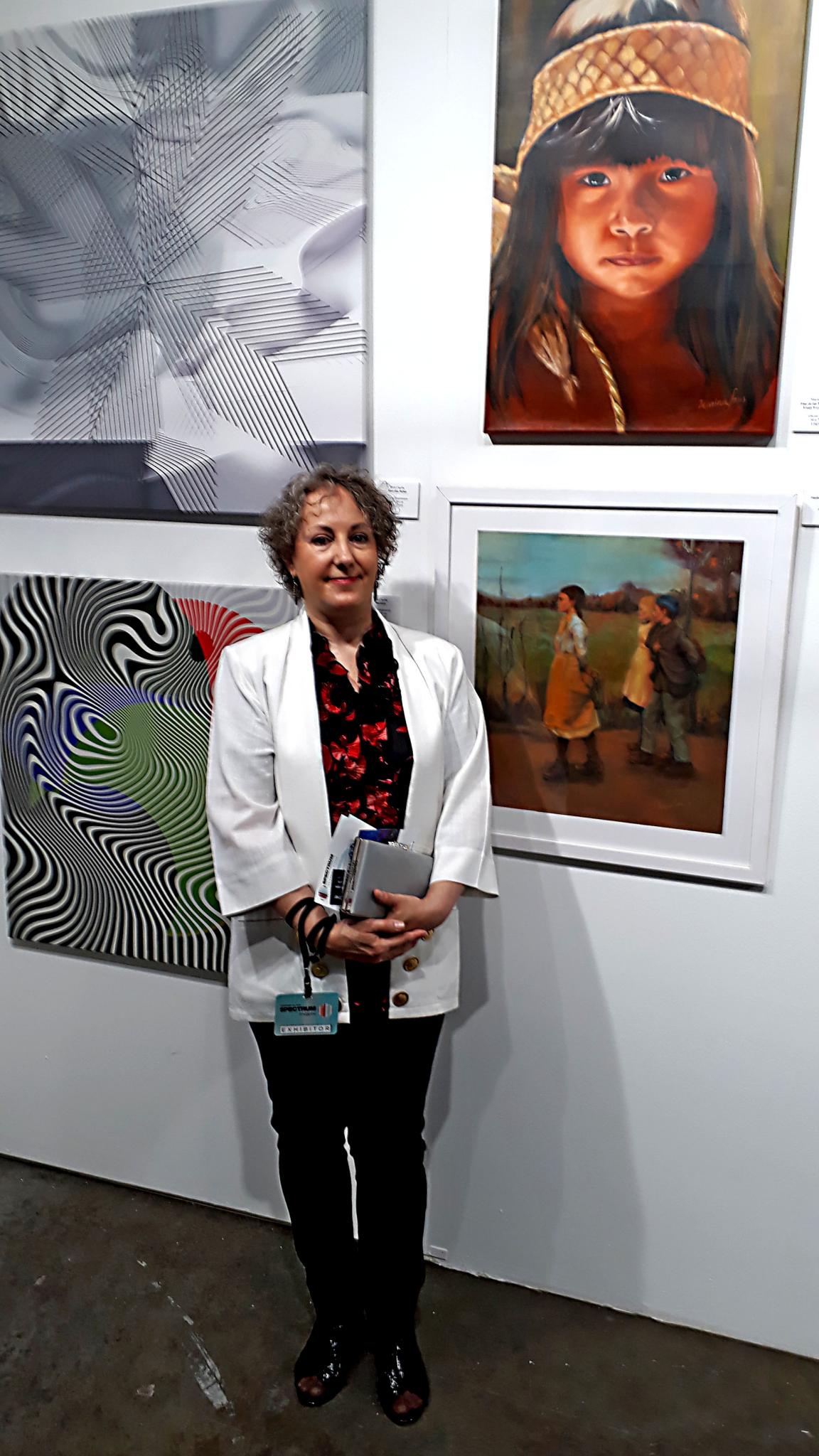 Marina Fons con su obra expuesta.