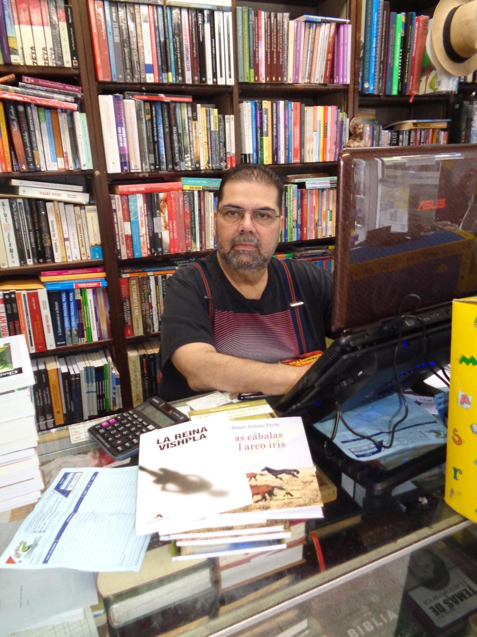 El propietario de la Librería Cultural, Luis Fernando Fraguela, recibió amablemente los ejemplares de la Editorial Montemira para ponerlos a disposición de los lectores panameños.