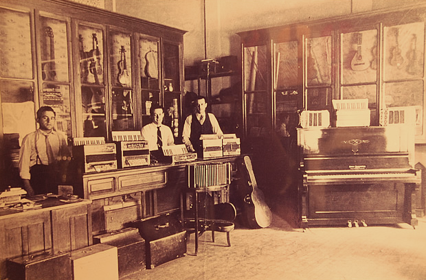 https://web.archive.org/web/20150411142652im_/http://www.marcuccimusica.com.ar/images/historia.jpg