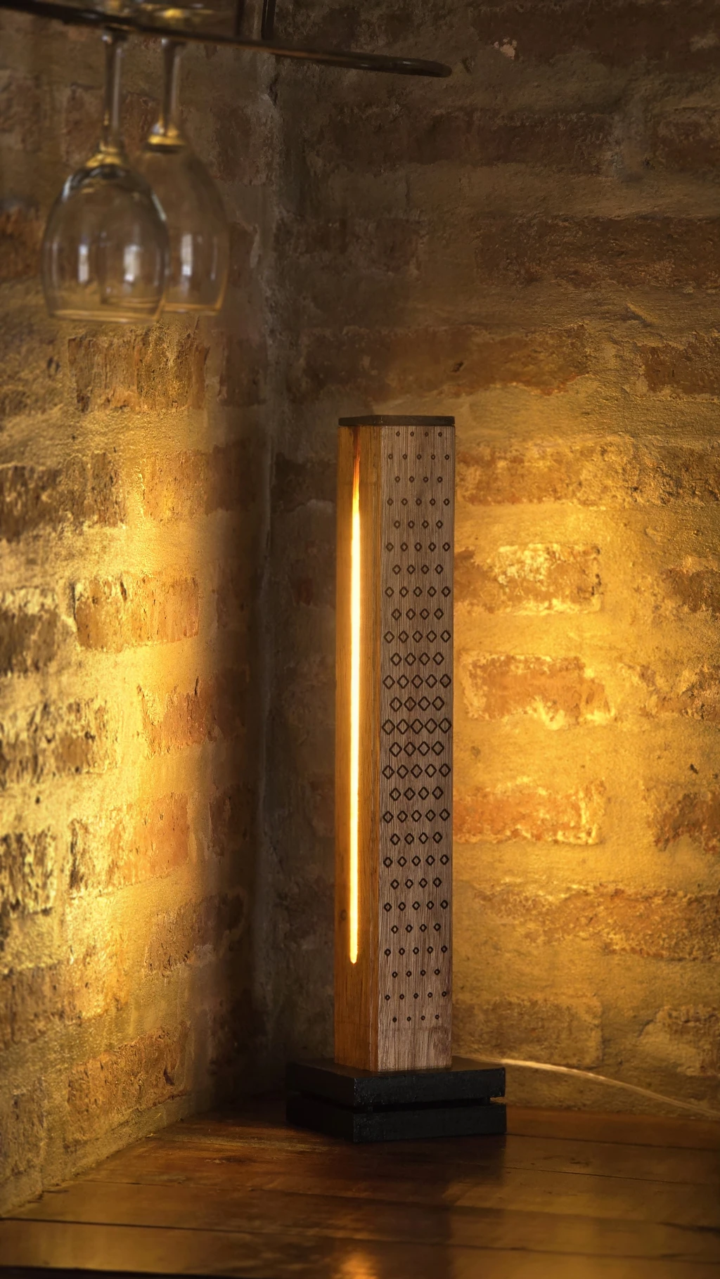 Torre: una silueta vertical que aporta luz cálida al ambiente.