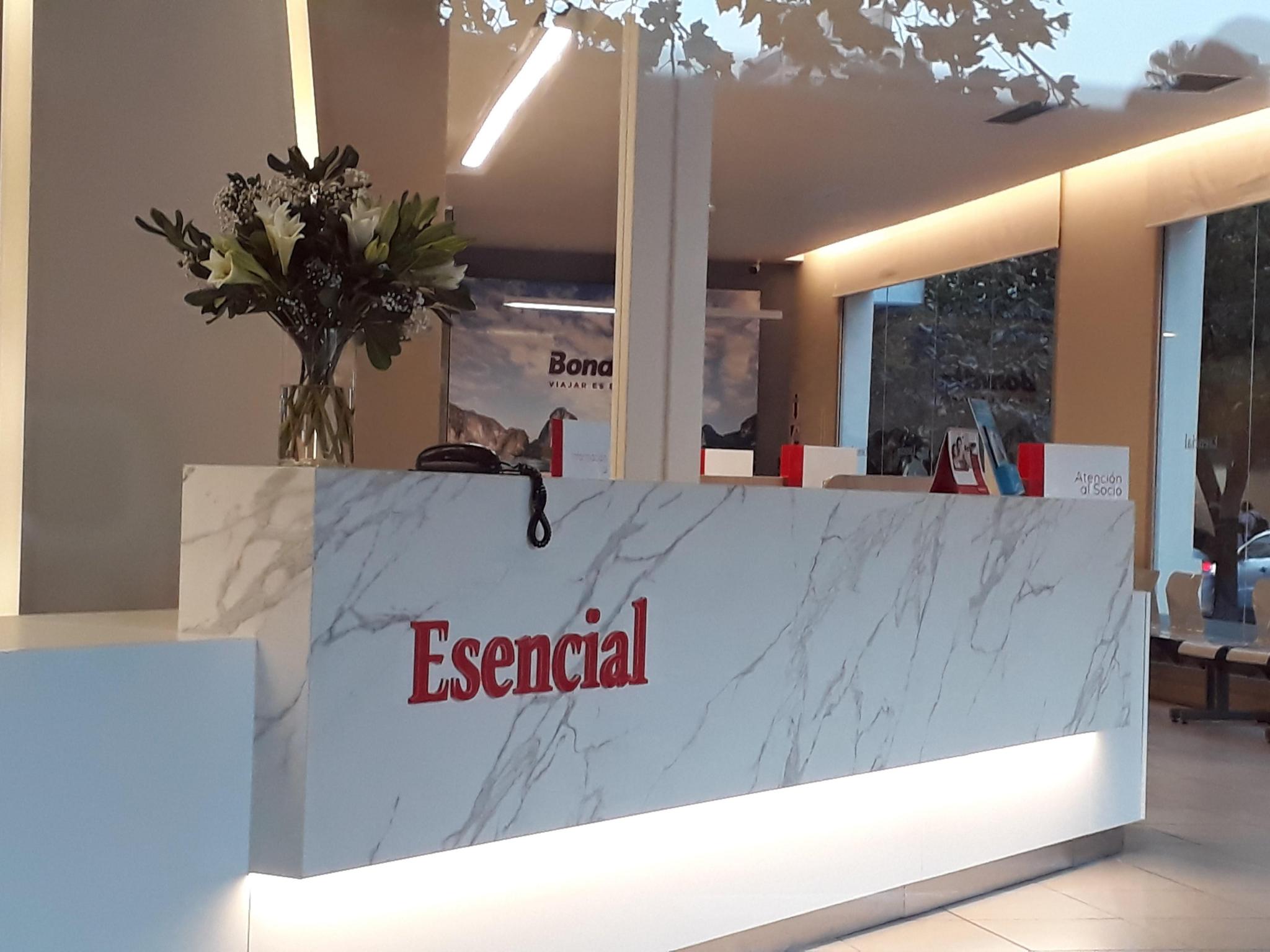 REVESTIDO CON NEOLITH CALACATA MATE -  MEDICINA ESENCIAL. BV. OROÑO Y CORDOBA - ROSARIO 2018