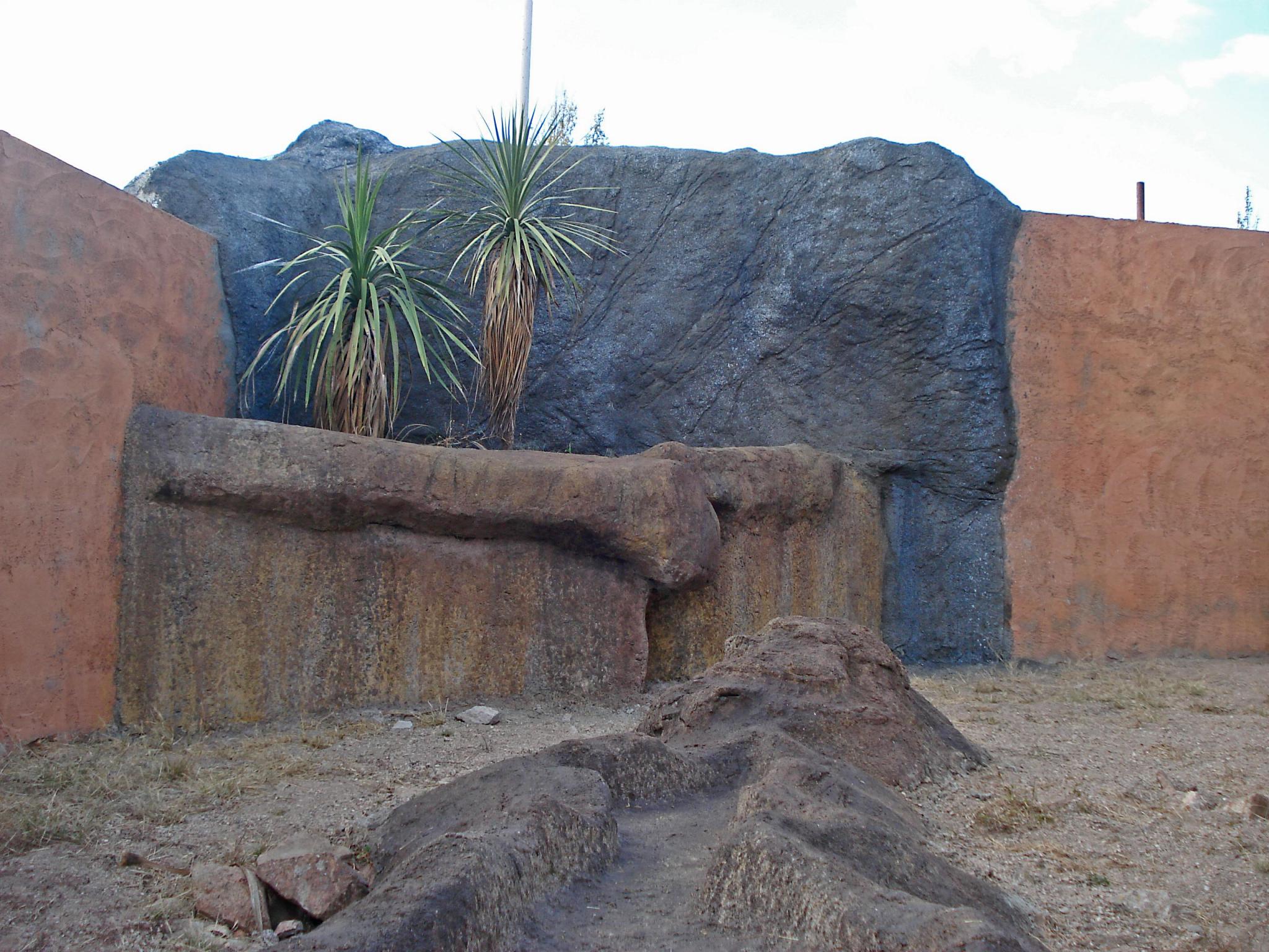 Realización de muro rocoso para recinto.