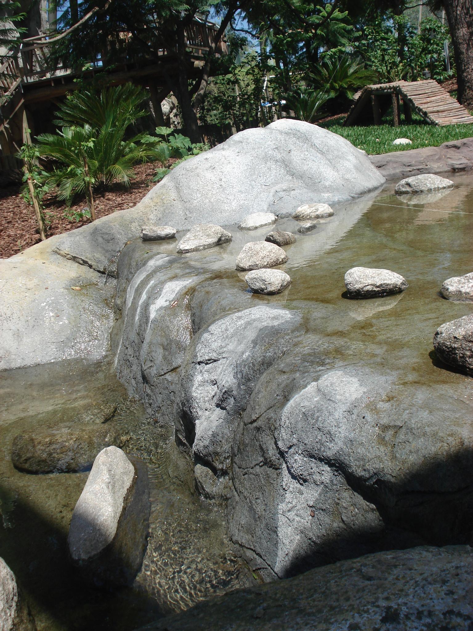 Realización de cascada y rocas.
