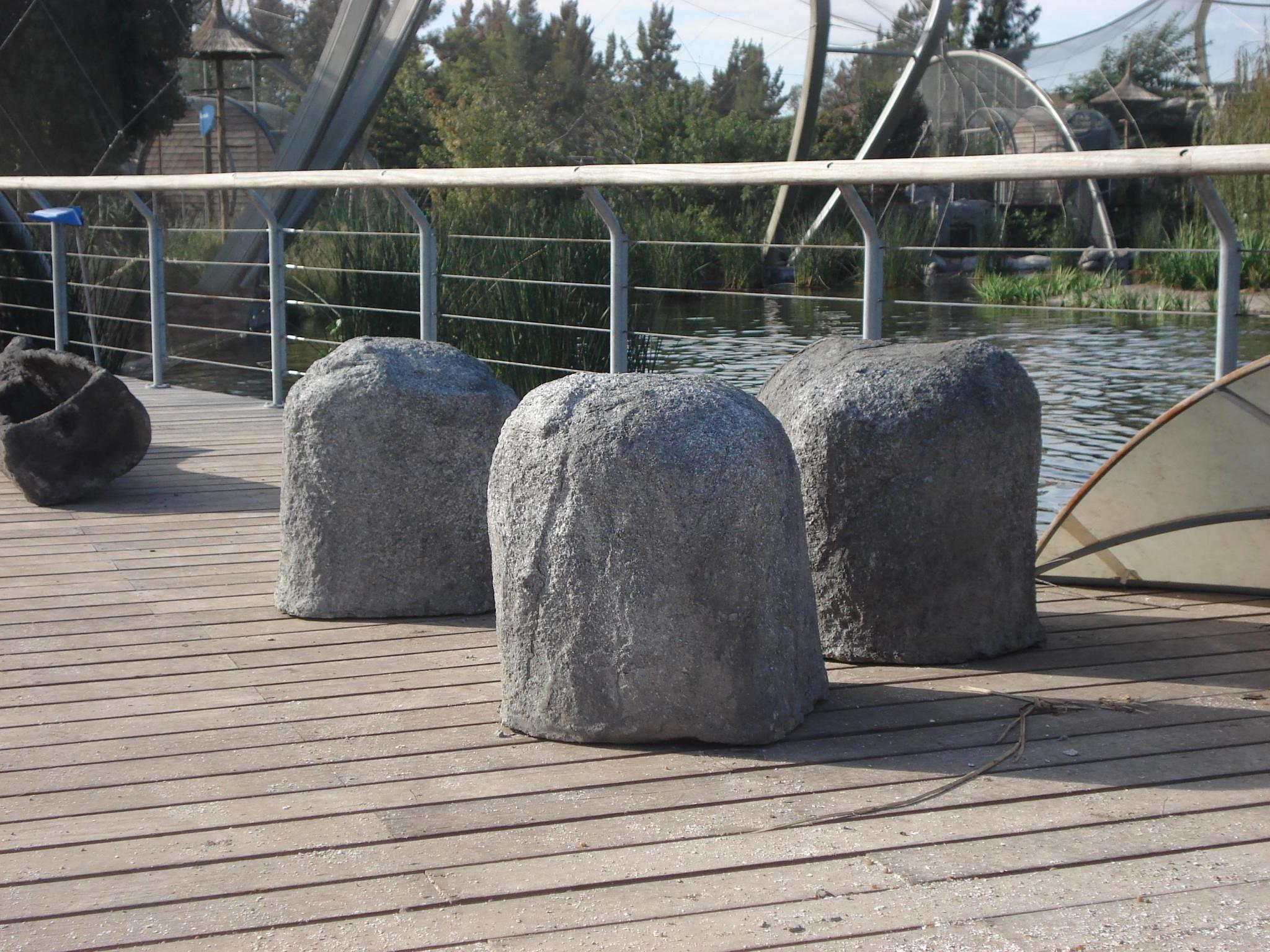 Comederos para aves símil rocas.