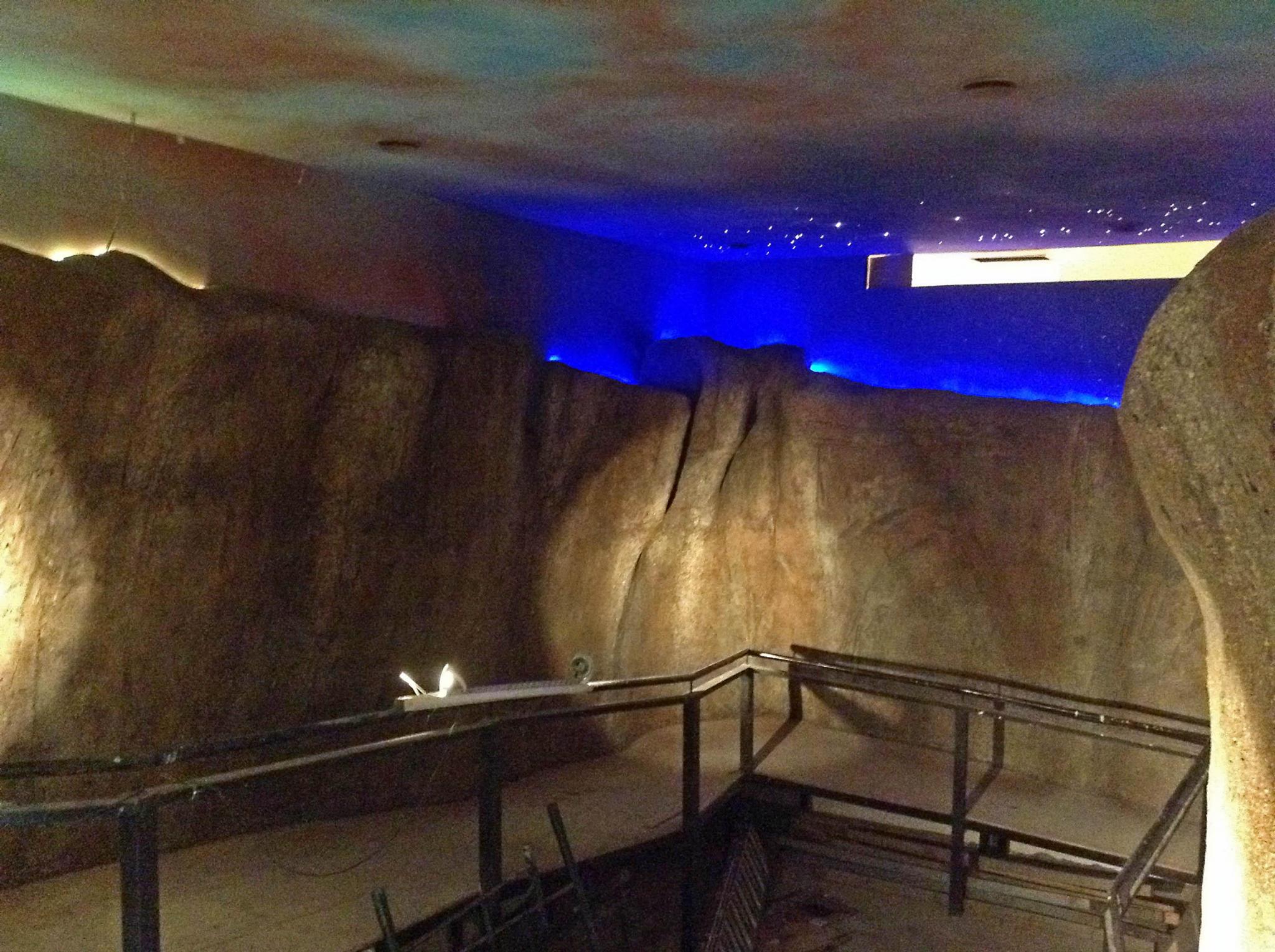 Realización de la representación del cañadón del Río, pinturas con roca artificial, ambientación, luminaria de led y fibra óptica sobre mural del cielo patagónico y aborígenes (realizado por Juan Danna).