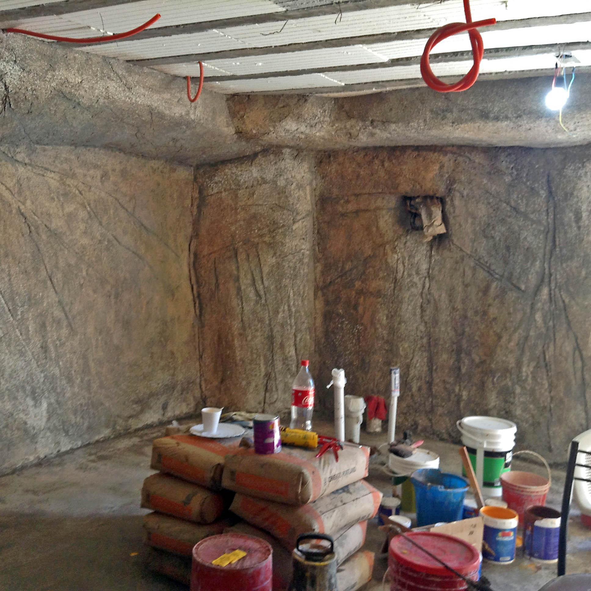 Realización de la representación del cañadón del Río, pinturas con roca artificial, ambientación, luminaria de led y fibra óptica sobre mural del cielo patagónico y aborígenes (realizado por Juan Danna).