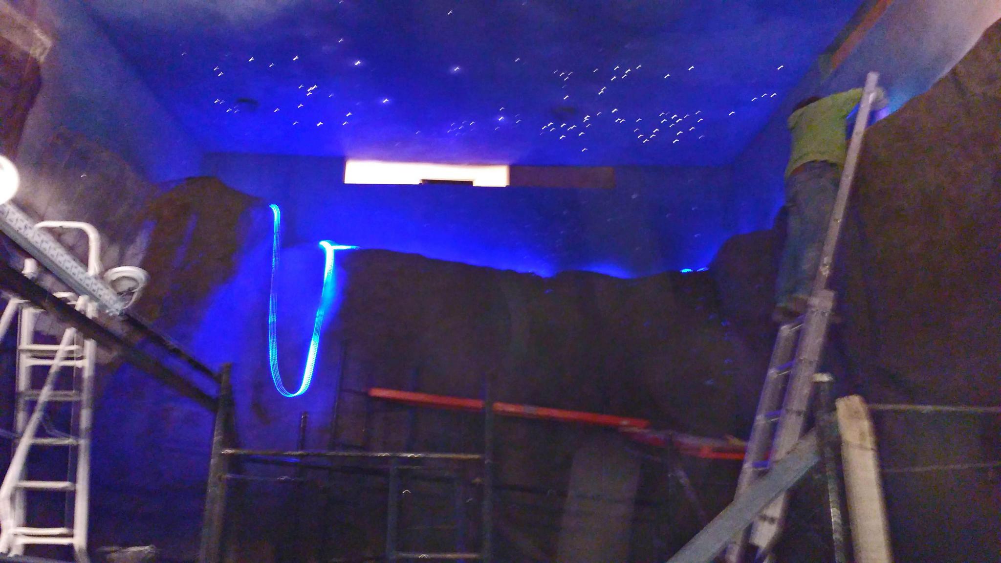 Realización de la representación del cañadón del Río, pinturas con roca artificial, ambientación, luminaria de led y fibra óptica sobre mural del cielo patagónico y aborígenes (realizado por Juan Danna).