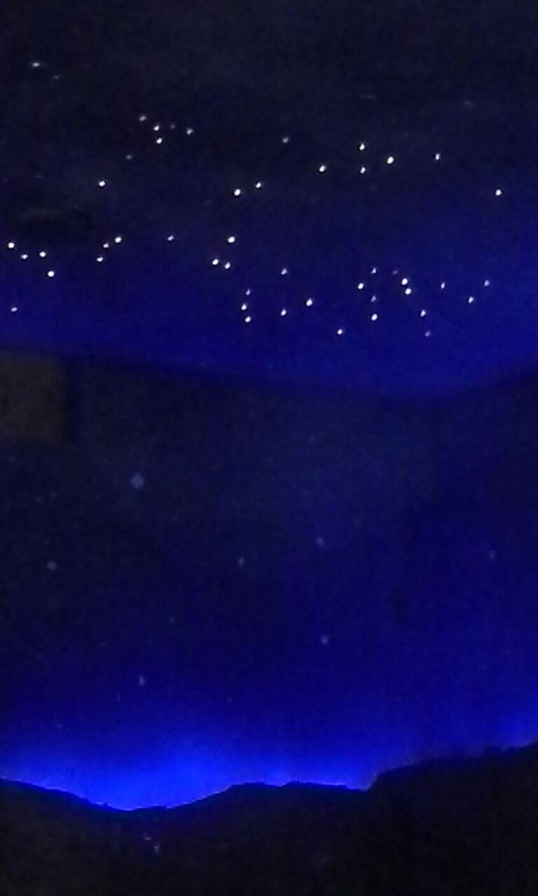 Realización de la representación del cañadón del Río, pinturas con roca artificial, ambientación, luminaria de led y fibra óptica sobre mural del cielo patagónico y aborígenes (realizado por Juan Danna).