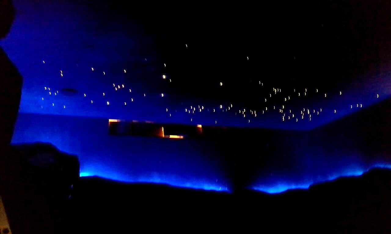Realización de la representación del cañadón del Río, pinturas con roca artificial, ambientación, luminaria de led y fibra óptica sobre mural del cielo patagónico y aborígenes (realizado por Juan Danna).