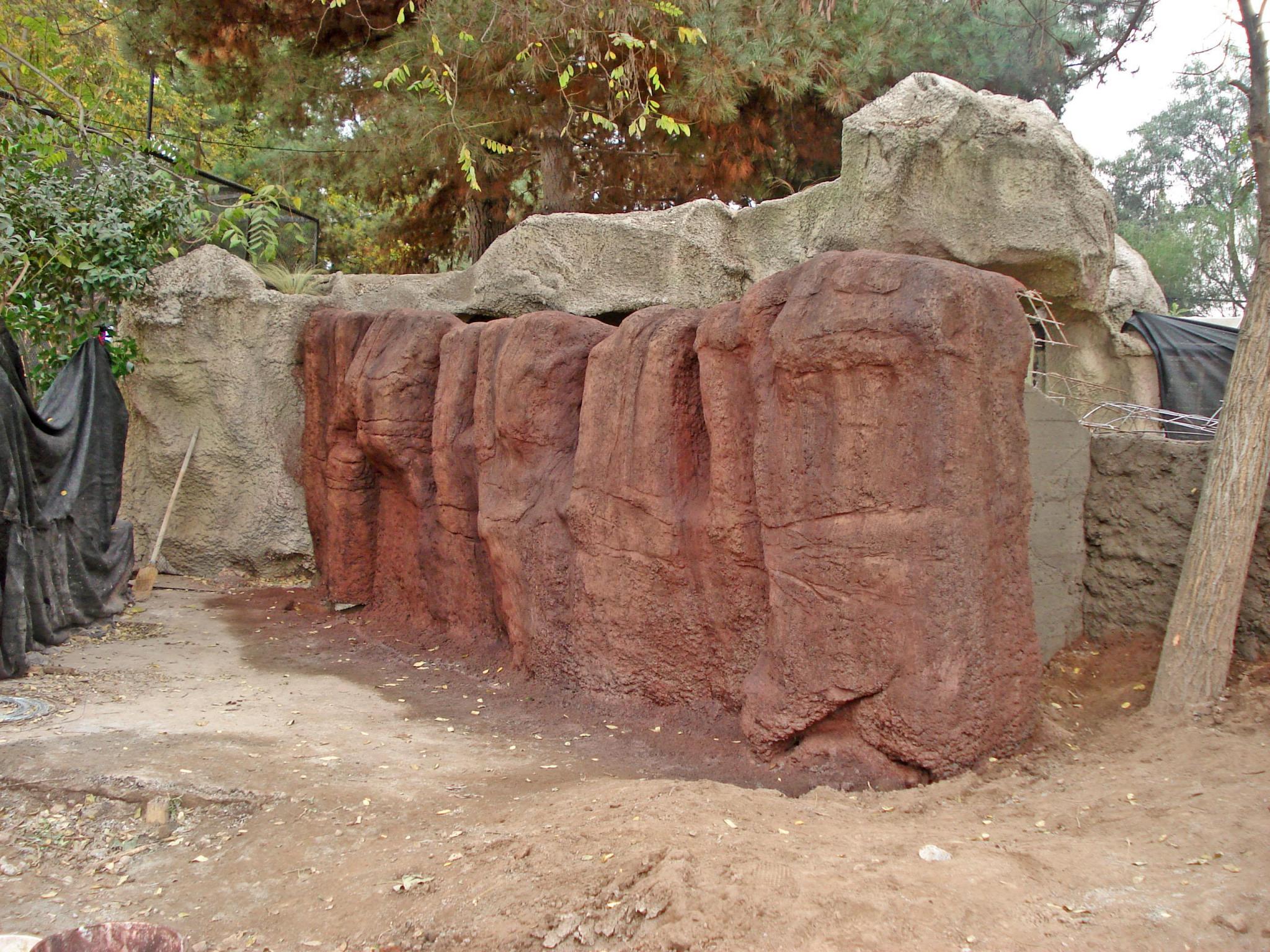 Realización de muro con textura rocosa.