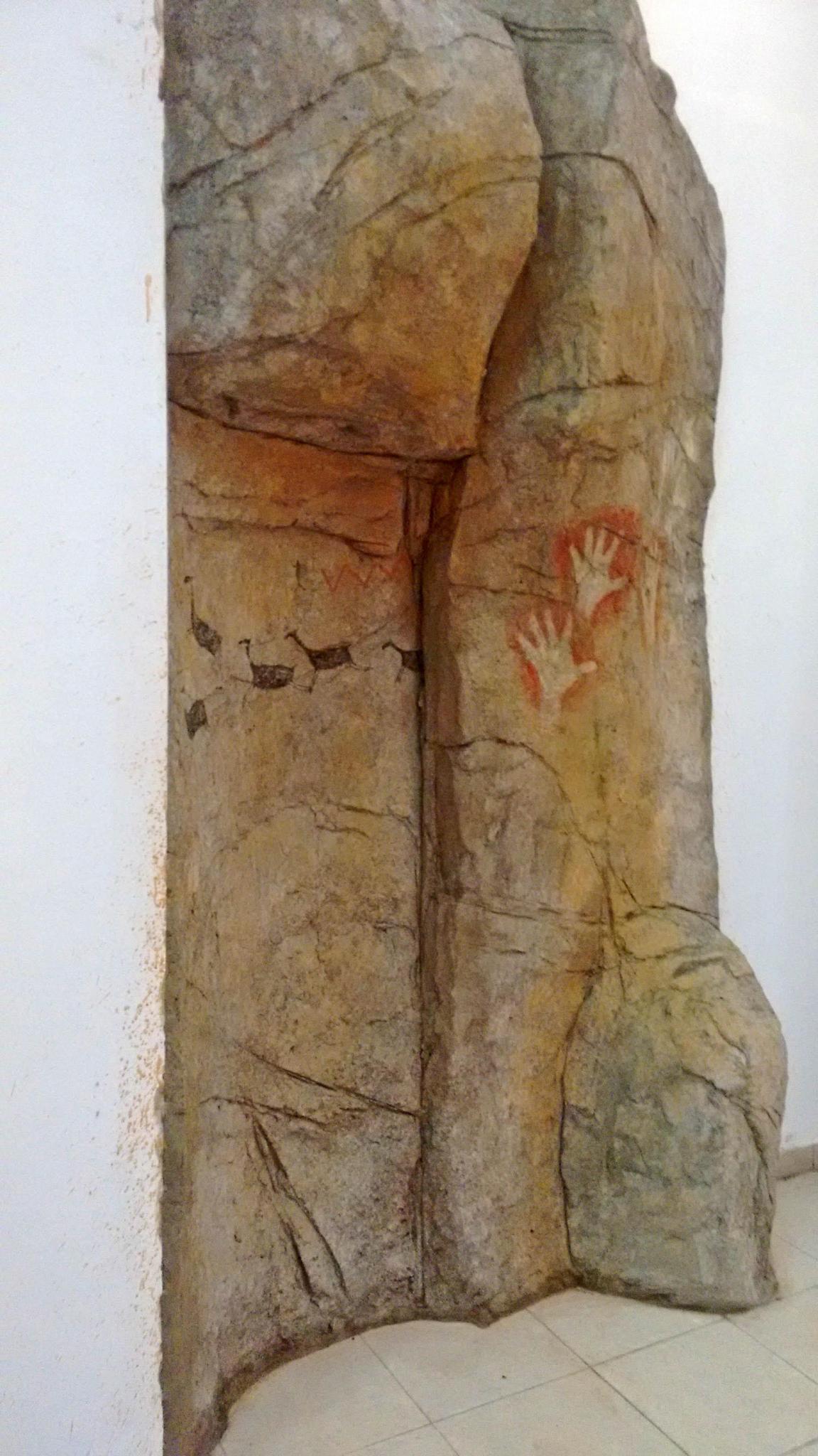 Casa de Santa Cruz - Roca artificial con representación de pinturas rupestres.