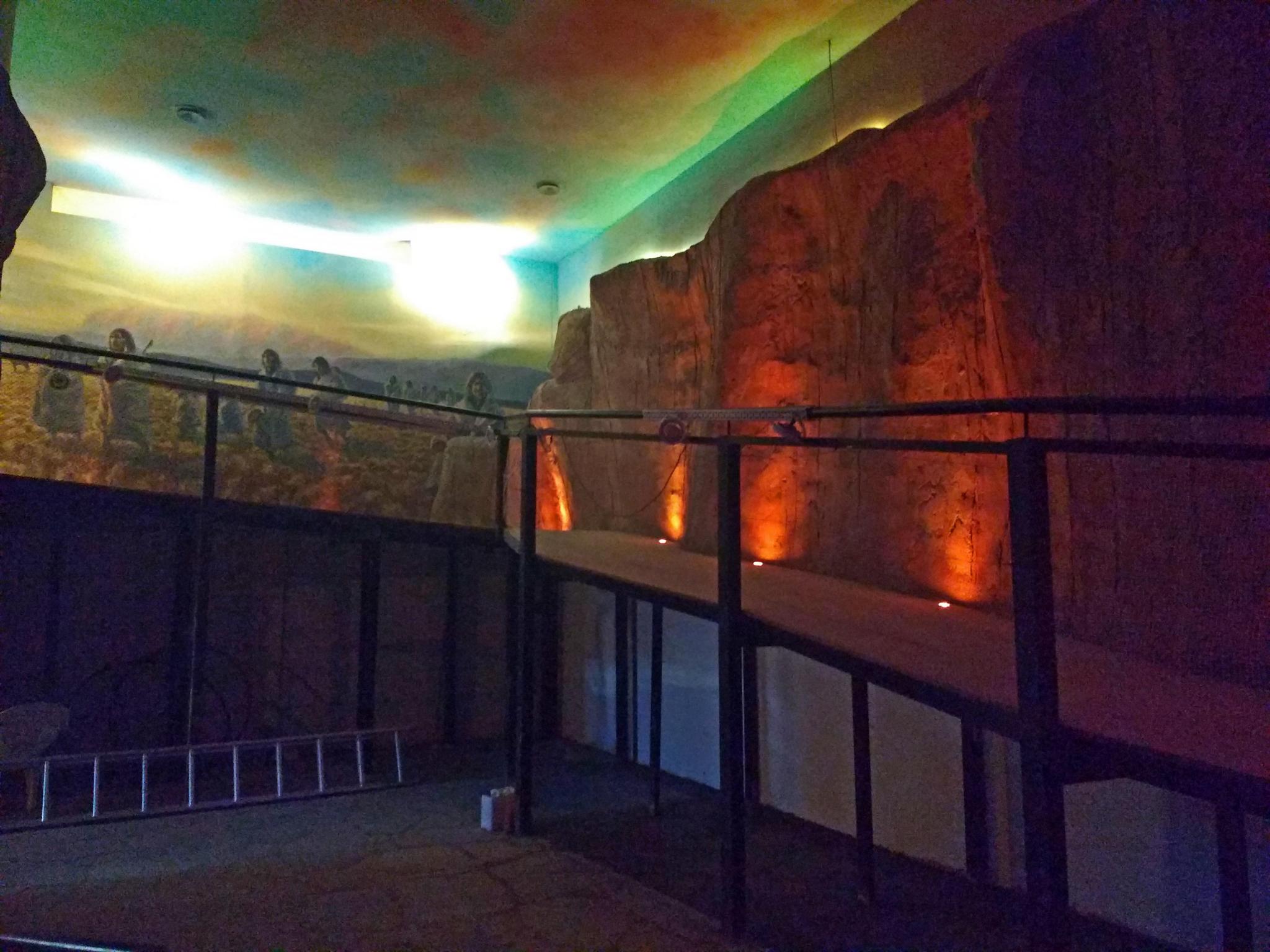 Realización de la representación del cañadón del Río, pinturas con roca artificial, ambientación.