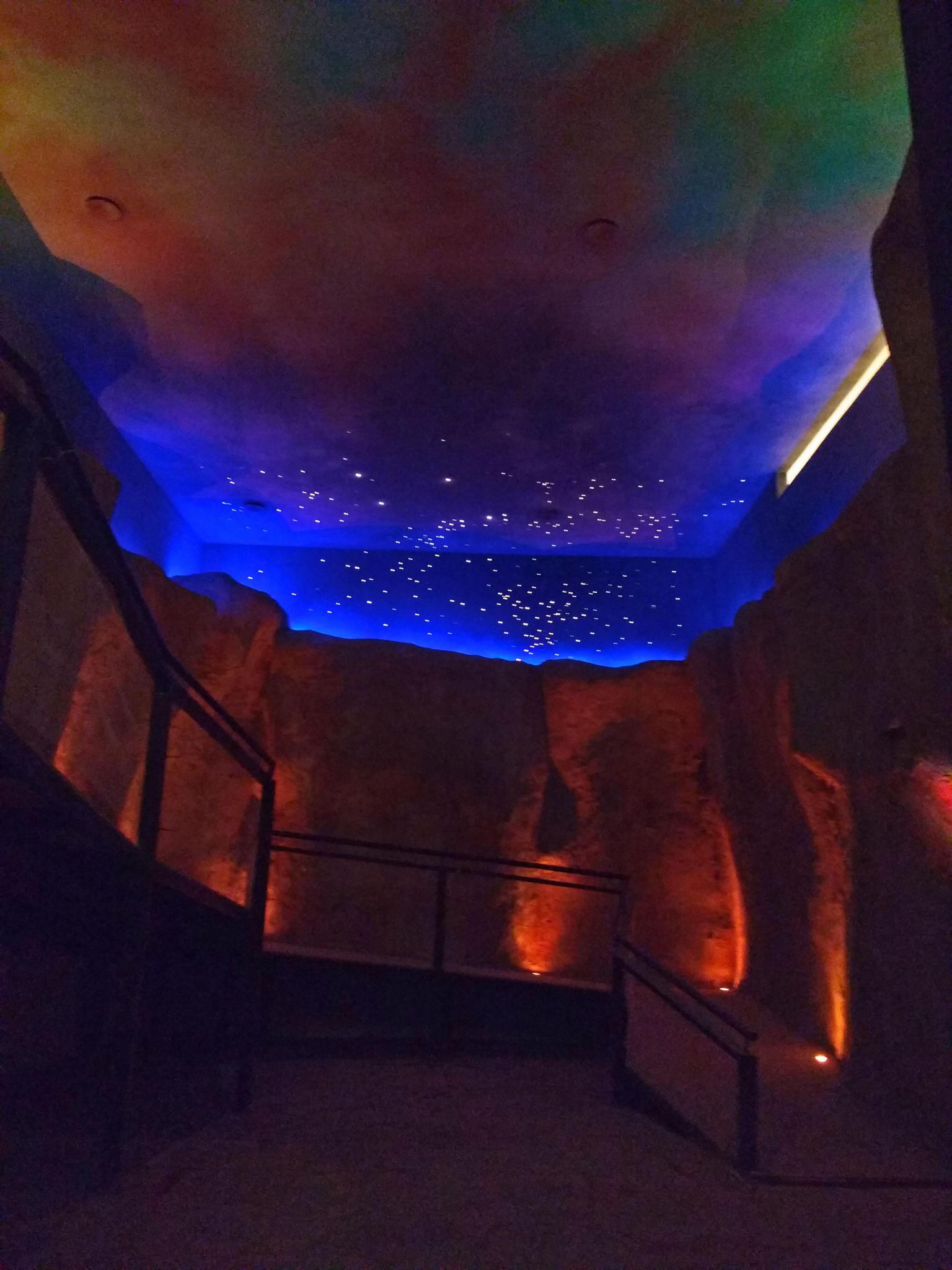 Realización de la representación del cañadón del Río, pinturas con roca artificial, ambientación, luminaria de led y fibra óptica sobre mural del cielo patagónico y aborígenes (realizado por Juan Danna).