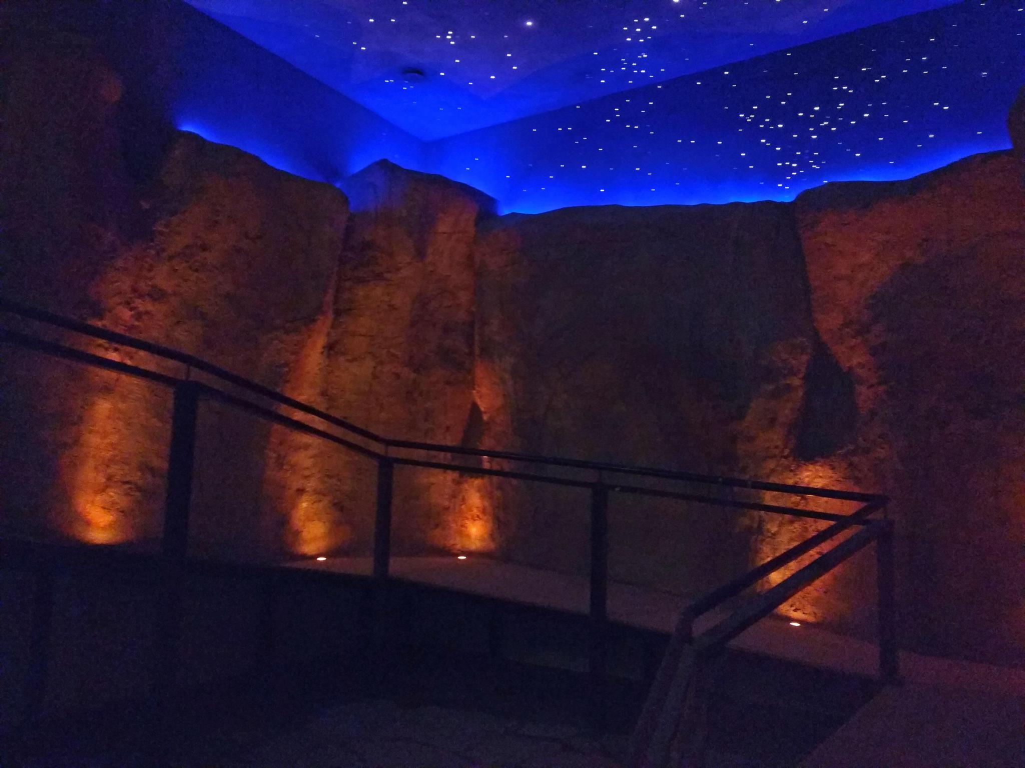 Realización de la representación del cañadón del Río, pinturas con roca artificial, ambientación, luminaria de led y fibra óptica sobre mural del cielo patagónico y aborígenes (realizado por Juan Danna).