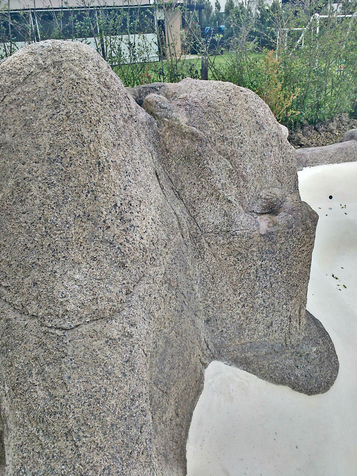 Cascada con rocas sueltas para piscina estilo playa.