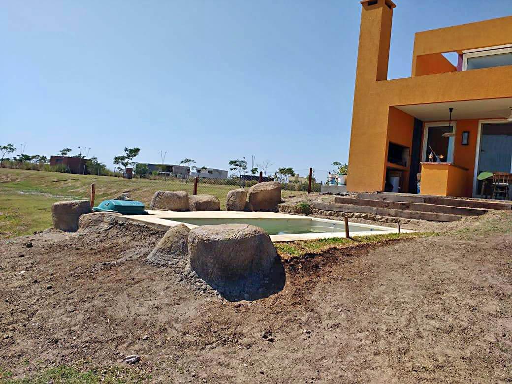Realización de rocas sueltas para piscina.