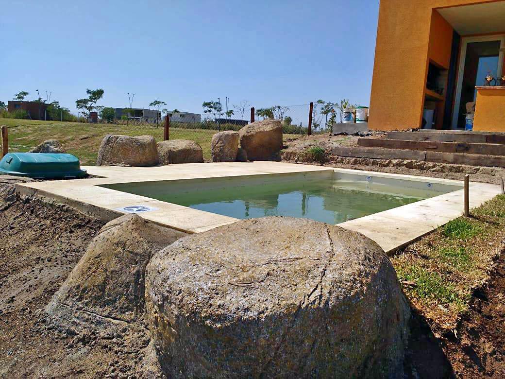 Realización de rocas sueltas para piscina.