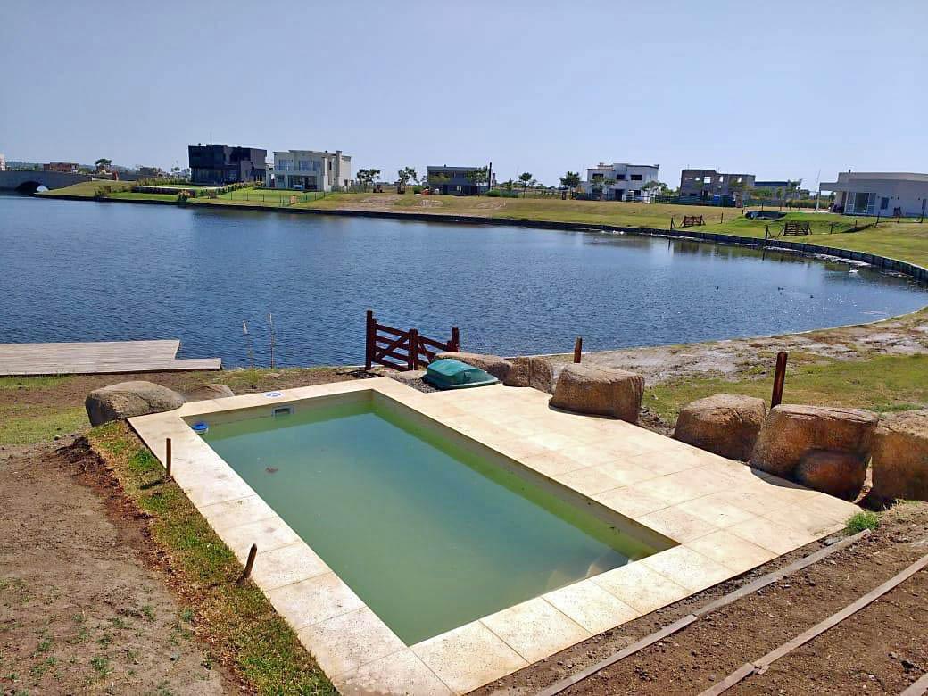 Realización de rocas sueltas para piscina.
