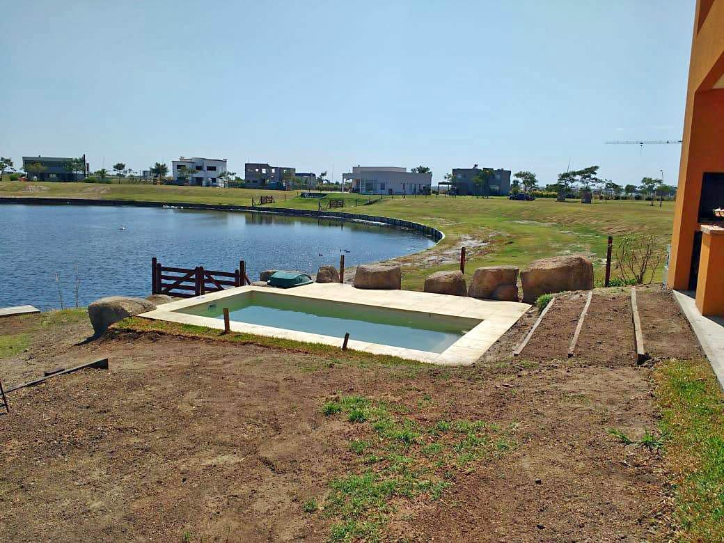 Realización de rocas sueltas para piscina.