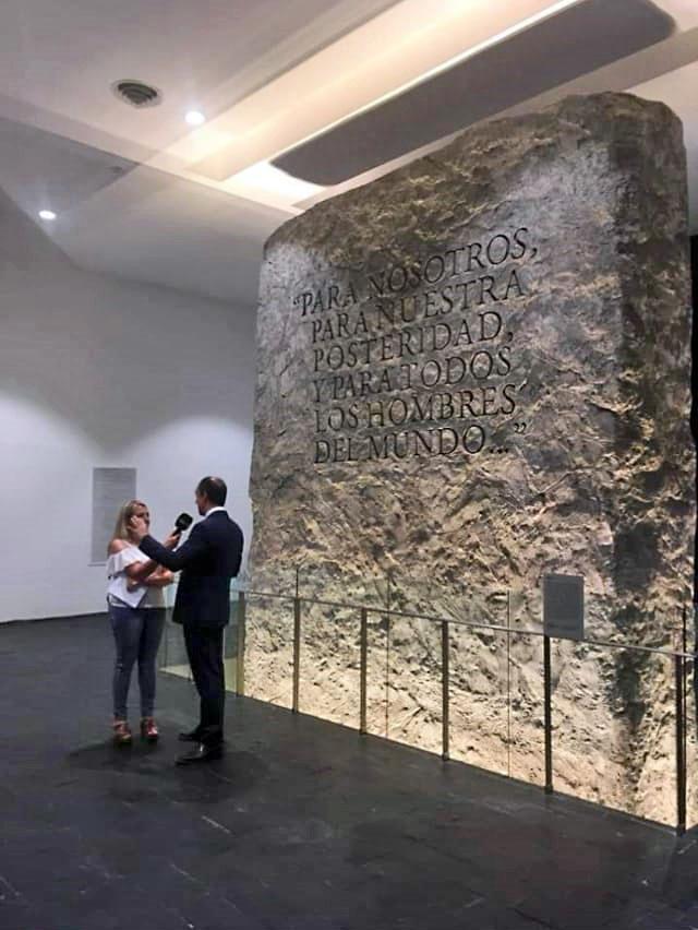 Representación de un monolito de granito con las primeras palabras de preámbulo nacional. Finalizado.