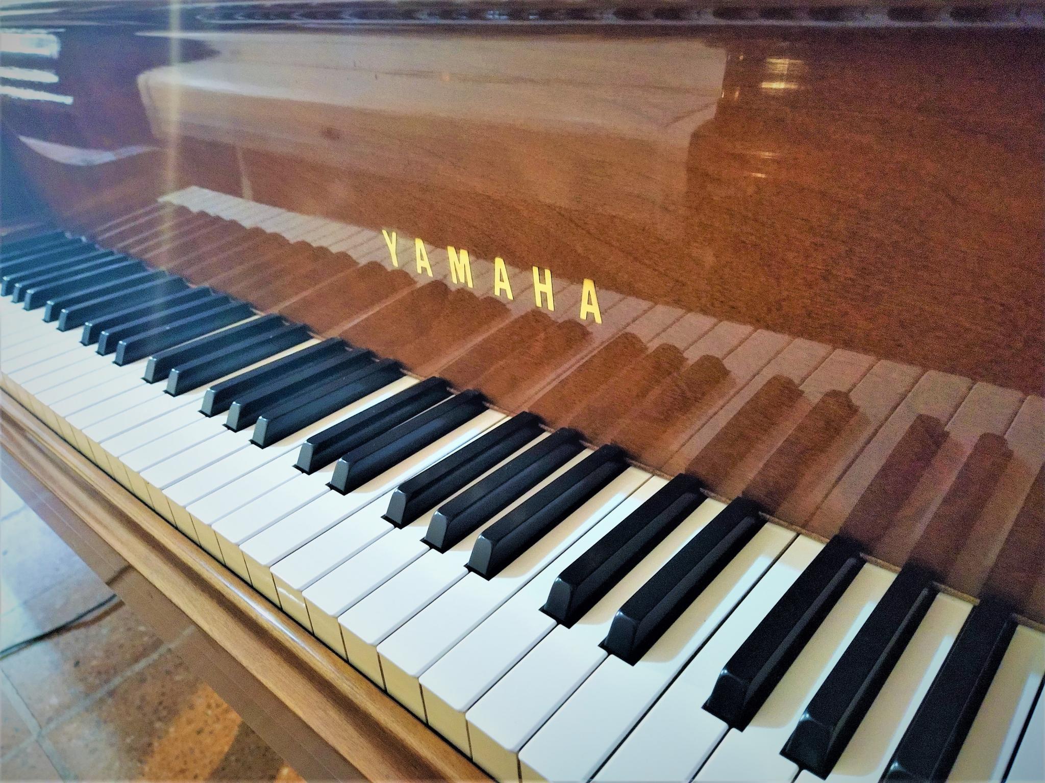 Piano Yamaha de cola
