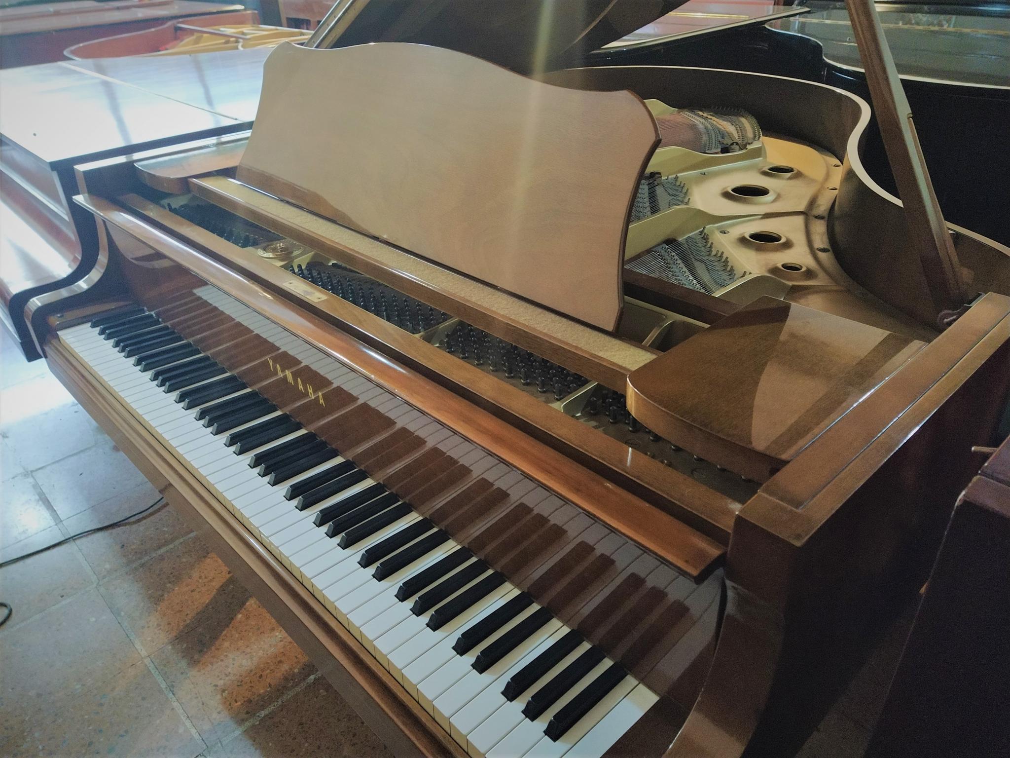 Piano Yamaha de cola