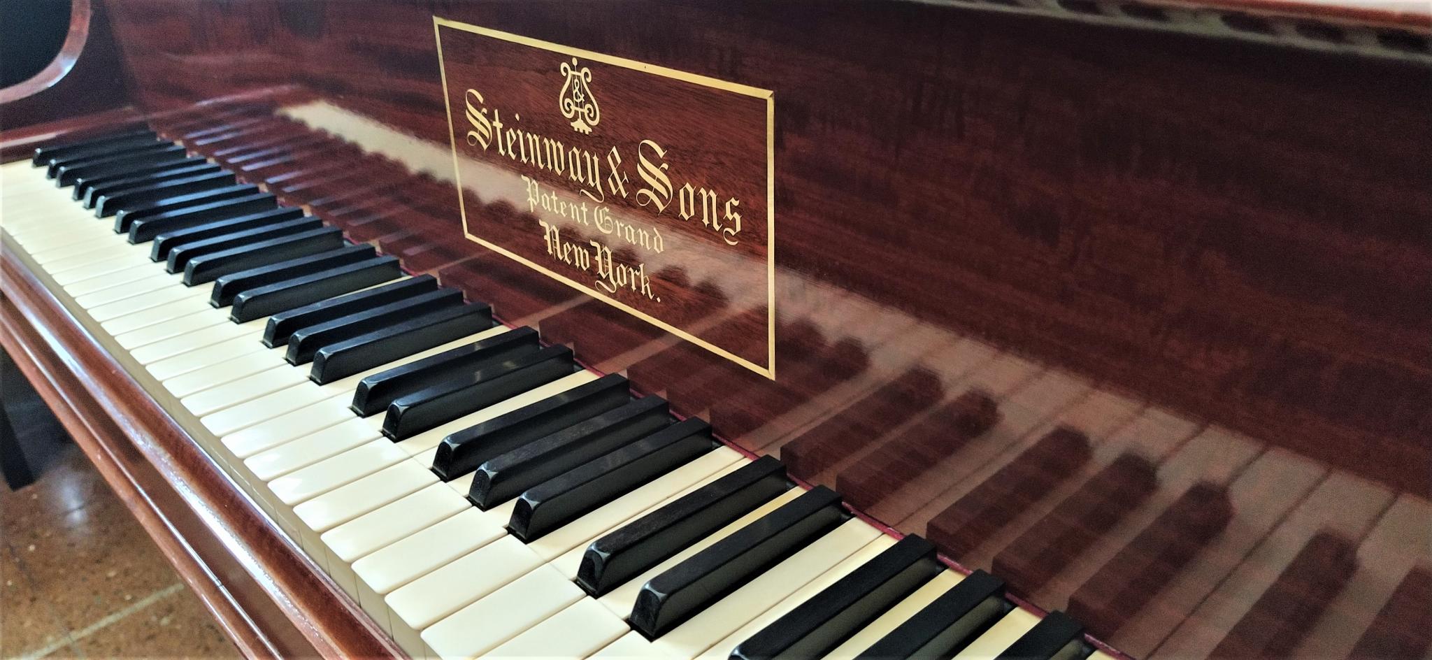 Piano Yamaha de cola