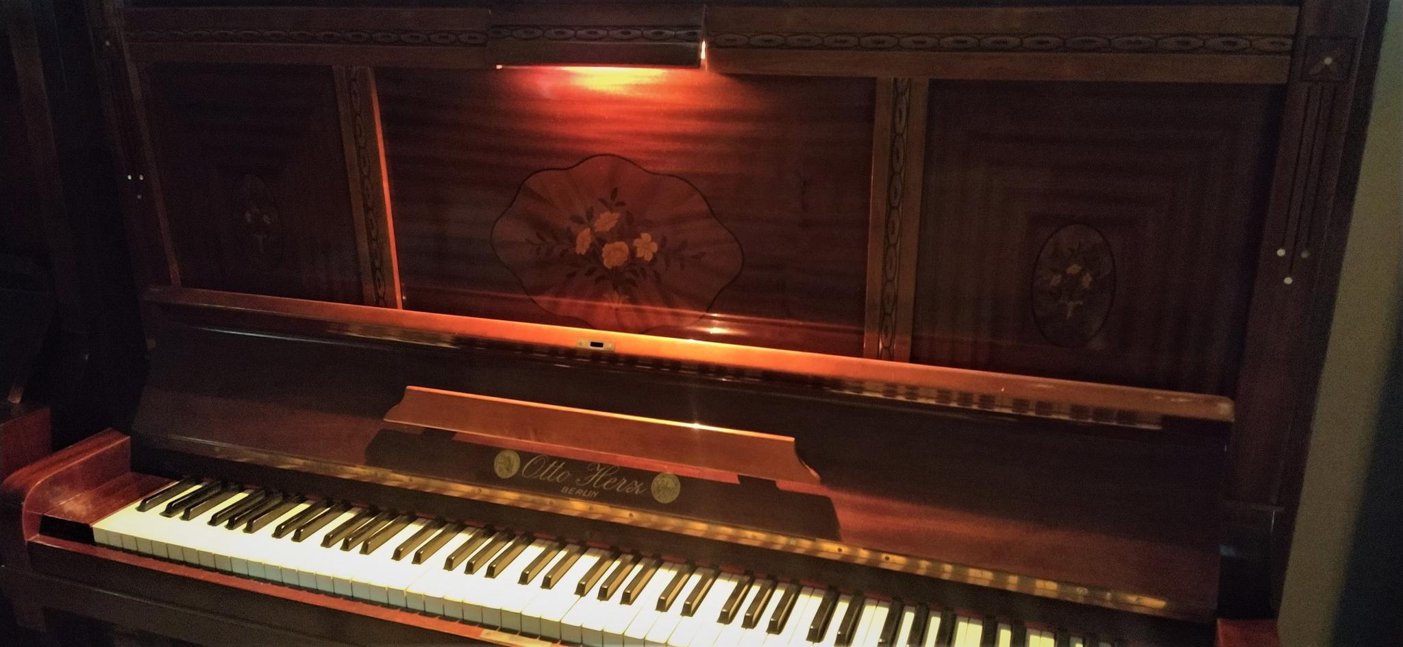 Piano vertical Amadeus Pianos