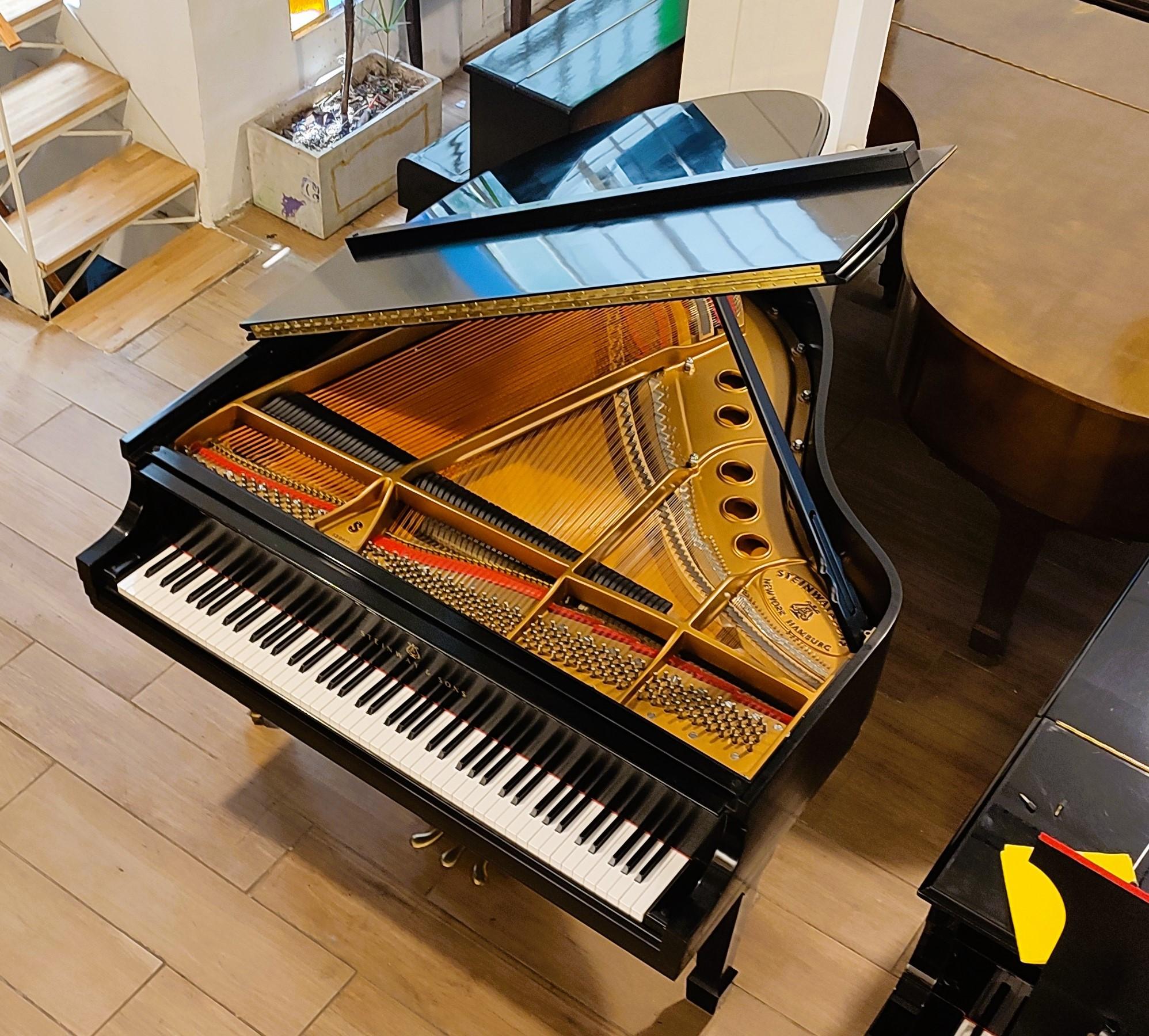 Steinway S