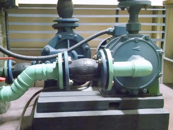 bombas de agua presurizadoras y equipos de achique en sala técnica