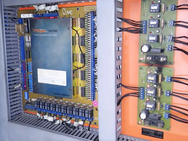 tablero eléctrico industrial con circuitos y componentes electrónicos